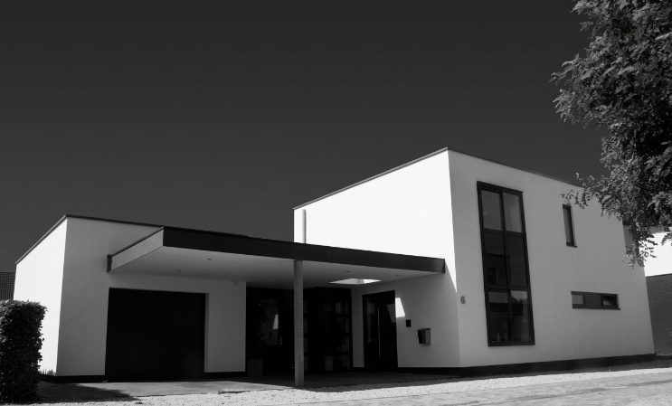 Moderne witte woning met platte daken en overdekte entree